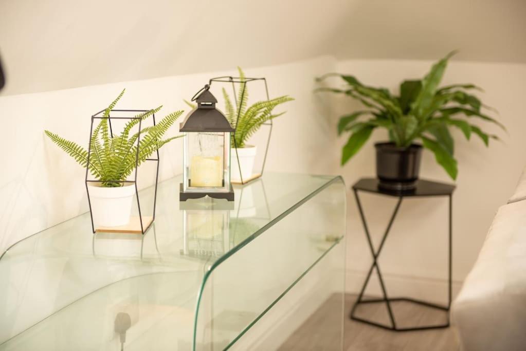 Orchid Lodge - Two Bed Generous Flat - Parking, Netflix, Wifi - Close To Blenheim Palace & Oxford - F4 키들링턴 외부 사진