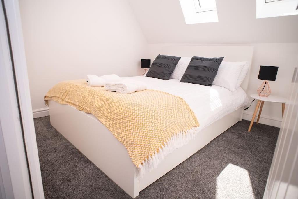 Orchid Lodge - Two Bed Generous Flat - Parking, Netflix, Wifi - Close To Blenheim Palace & Oxford - F4 키들링턴 외부 사진