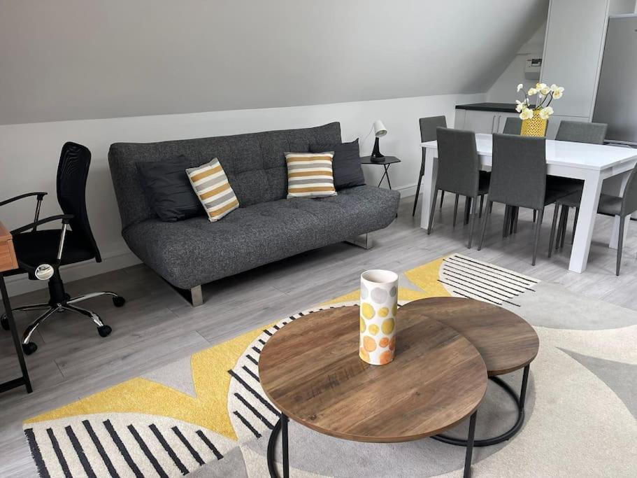 Orchid Lodge - Two Bed Generous Flat - Parking, Netflix, Wifi - Close To Blenheim Palace & Oxford - F4 키들링턴 외부 사진