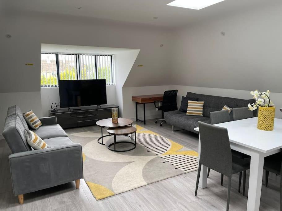 Orchid Lodge - Two Bed Generous Flat - Parking, Netflix, Wifi - Close To Blenheim Palace & Oxford - F4 키들링턴 외부 사진