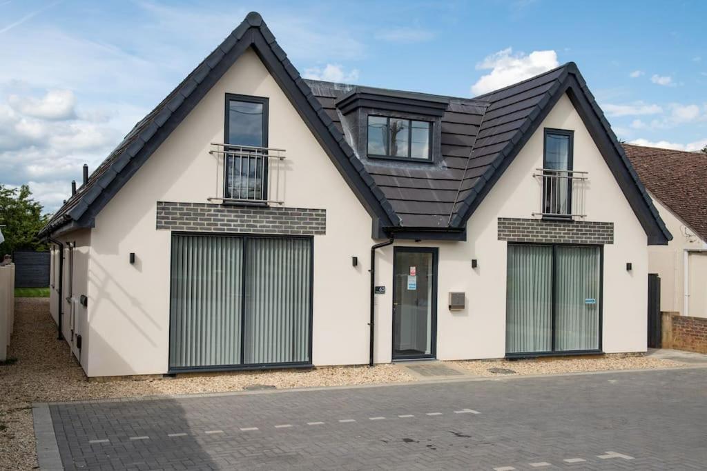Orchid Lodge - Two Bed Generous Flat - Parking, Netflix, Wifi - Close To Blenheim Palace & Oxford - F4 키들링턴 외부 사진