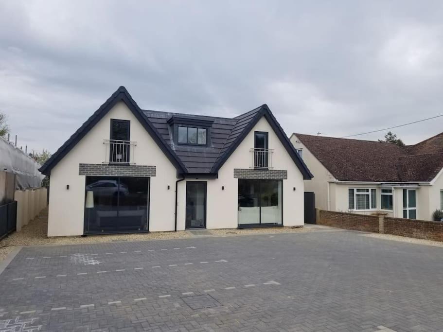Orchid Lodge - Two Bed Generous Flat - Parking, Netflix, Wifi - Close To Blenheim Palace & Oxford - F4 키들링턴 외부 사진