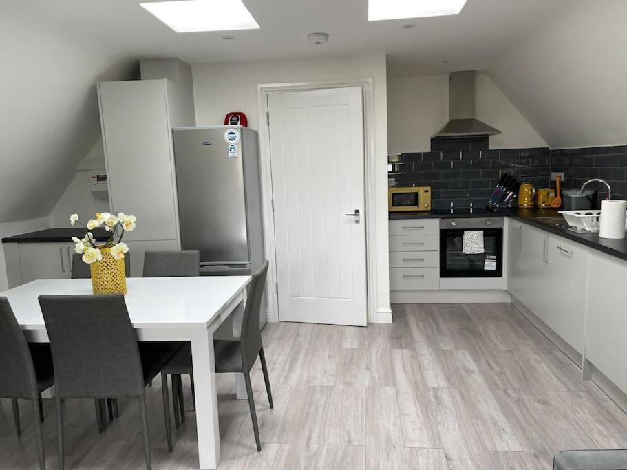 Orchid Lodge - Two Bed Generous Flat - Parking, Netflix, Wifi - Close To Blenheim Palace & Oxford - F4 키들링턴 외부 사진