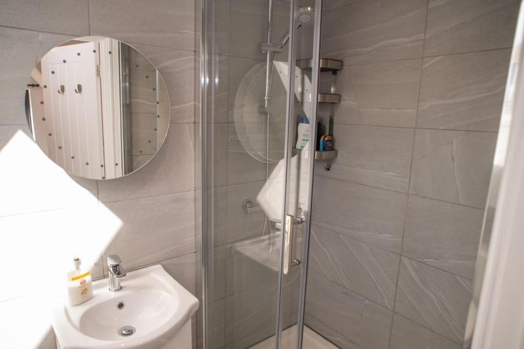 Orchid Lodge - Two Bed Generous Flat - Parking, Netflix, Wifi - Close To Blenheim Palace & Oxford - F4 키들링턴 외부 사진