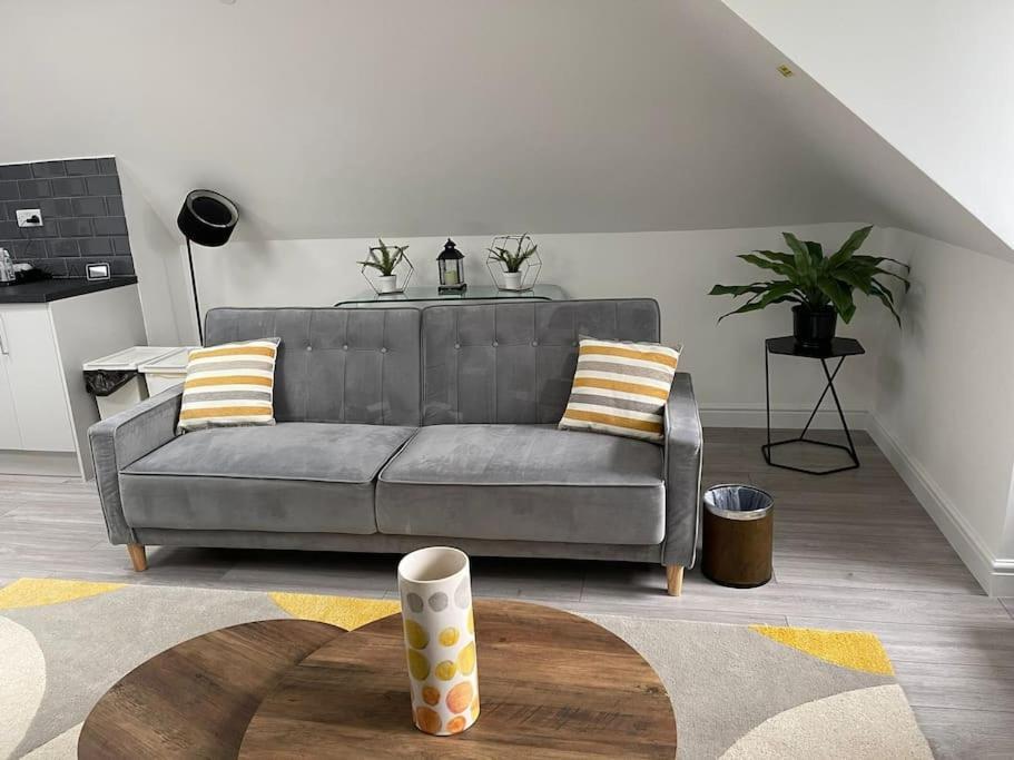 Orchid Lodge - Two Bed Generous Flat - Parking, Netflix, Wifi - Close To Blenheim Palace & Oxford - F4 키들링턴 외부 사진