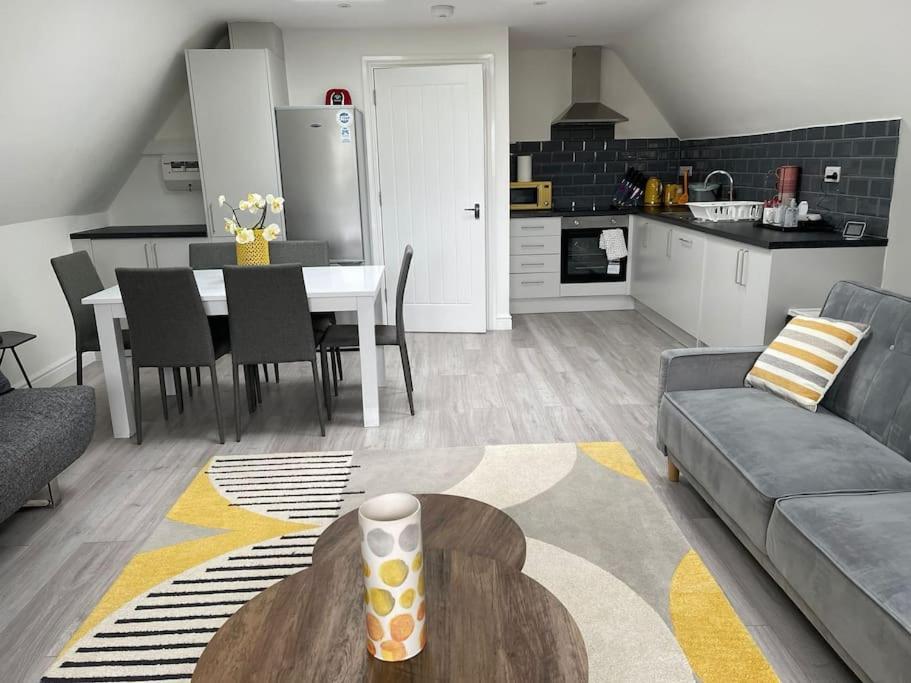 Orchid Lodge - Two Bed Generous Flat - Parking, Netflix, Wifi - Close To Blenheim Palace & Oxford - F4 키들링턴 외부 사진