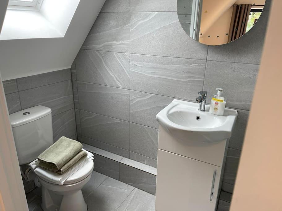 Orchid Lodge - Two Bed Generous Flat - Parking, Netflix, Wifi - Close To Blenheim Palace & Oxford - F4 키들링턴 외부 사진