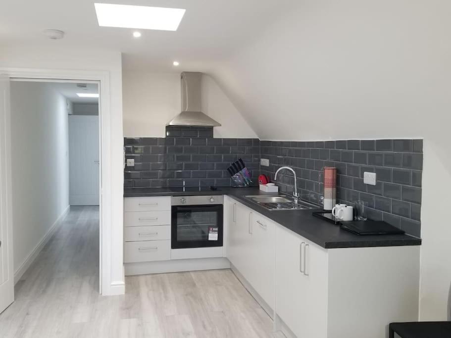 Orchid Lodge - Two Bed Generous Flat - Parking, Netflix, Wifi - Close To Blenheim Palace & Oxford - F4 키들링턴 외부 사진