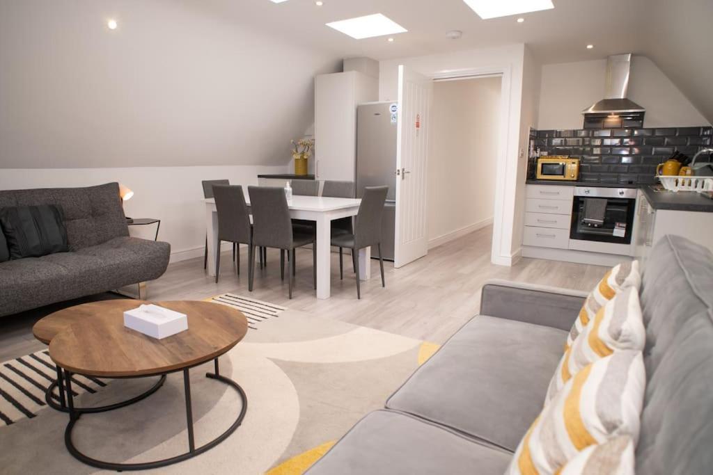 Orchid Lodge - Two Bed Generous Flat - Parking, Netflix, Wifi - Close To Blenheim Palace & Oxford - F4 키들링턴 외부 사진