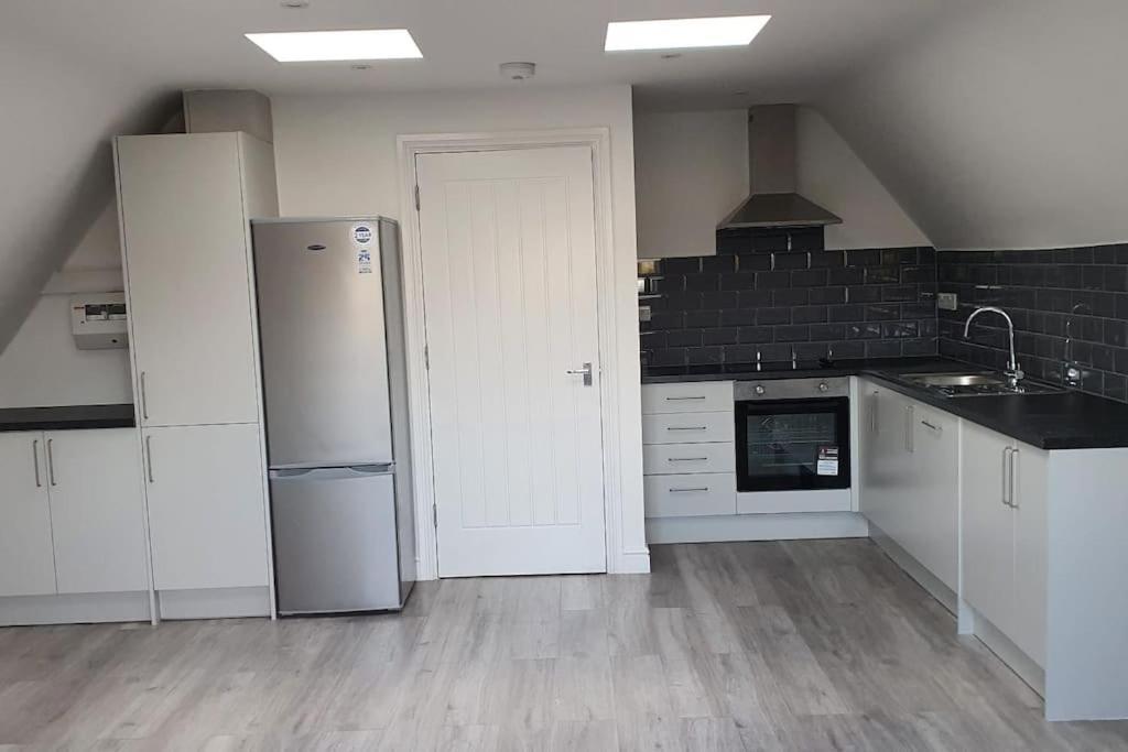 Orchid Lodge - Two Bed Generous Flat - Parking, Netflix, Wifi - Close To Blenheim Palace & Oxford - F4 키들링턴 외부 사진