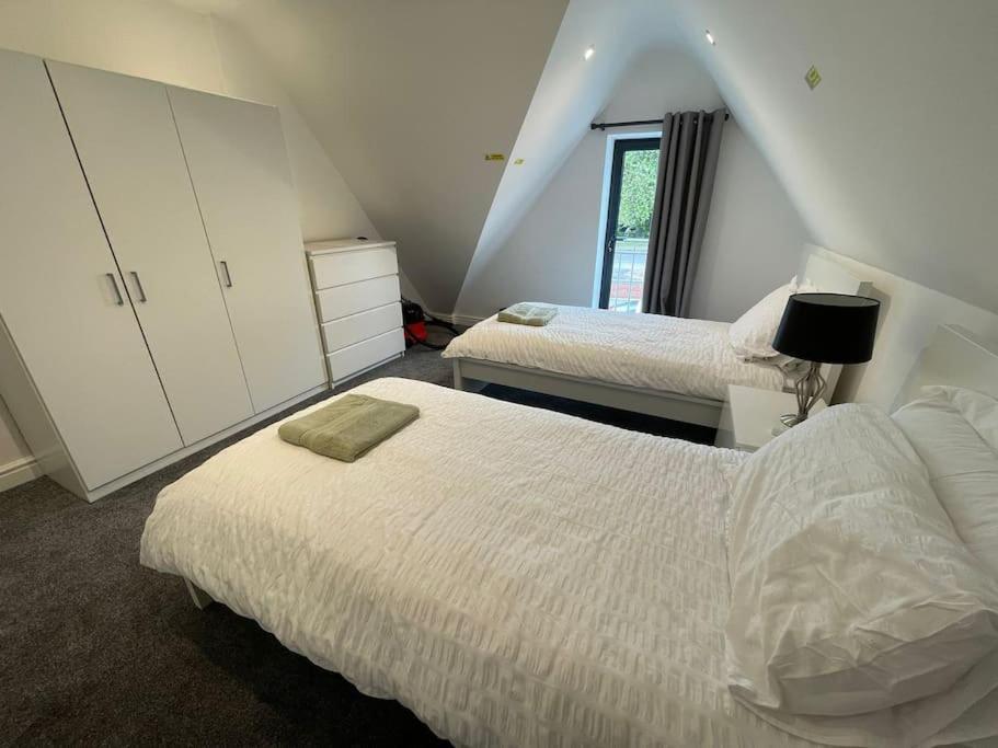 Orchid Lodge - Two Bed Generous Flat - Parking, Netflix, Wifi - Close To Blenheim Palace & Oxford - F4 키들링턴 외부 사진