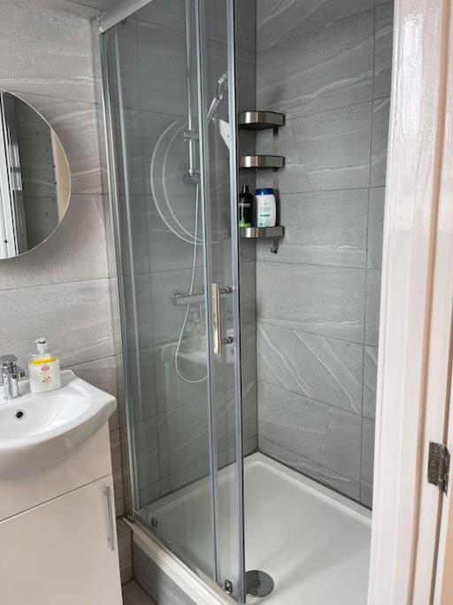 Orchid Lodge - Two Bed Generous Flat - Parking, Netflix, Wifi - Close To Blenheim Palace & Oxford - F4 키들링턴 외부 사진