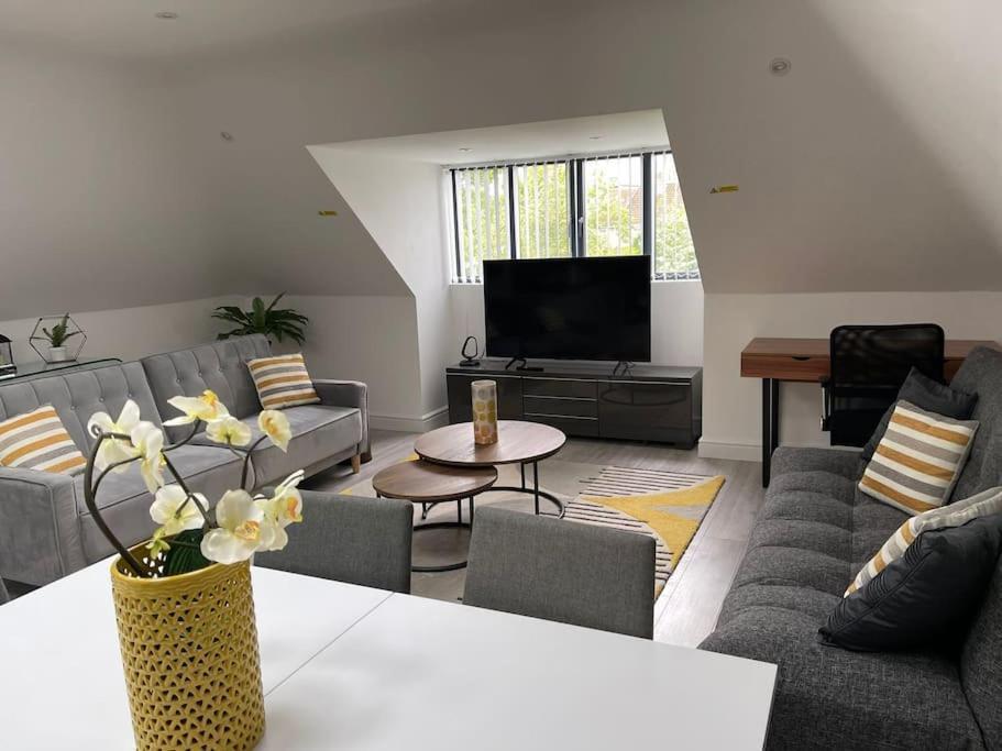 Orchid Lodge - Two Bed Generous Flat - Parking, Netflix, Wifi - Close To Blenheim Palace & Oxford - F4 키들링턴 외부 사진