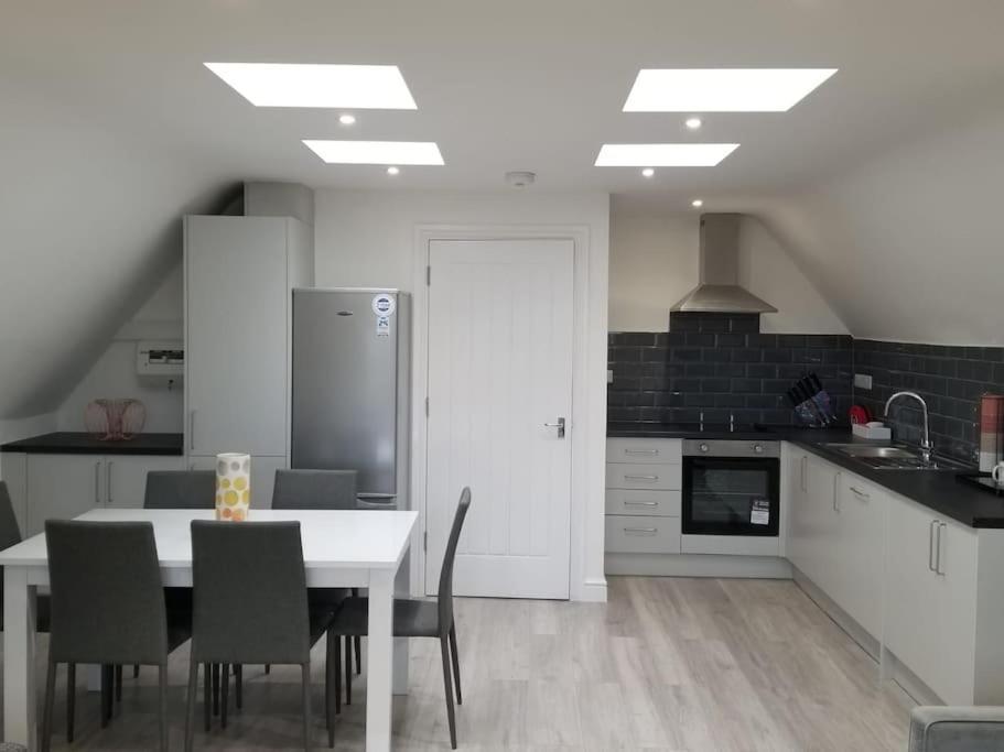 Orchid Lodge - Two Bed Generous Flat - Parking, Netflix, Wifi - Close To Blenheim Palace & Oxford - F4 키들링턴 외부 사진