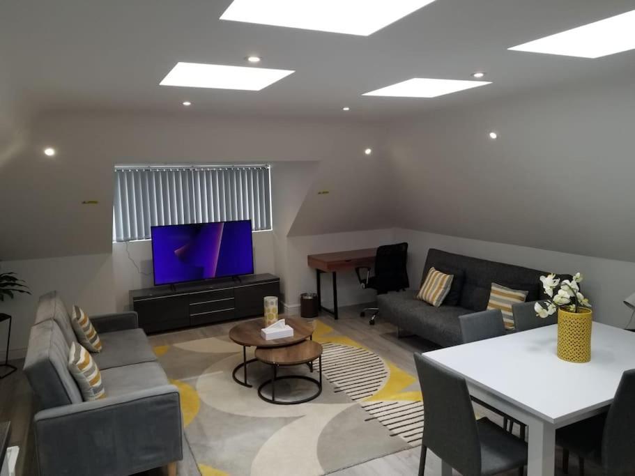 Orchid Lodge - Two Bed Generous Flat - Parking, Netflix, Wifi - Close To Blenheim Palace & Oxford - F4 키들링턴 외부 사진