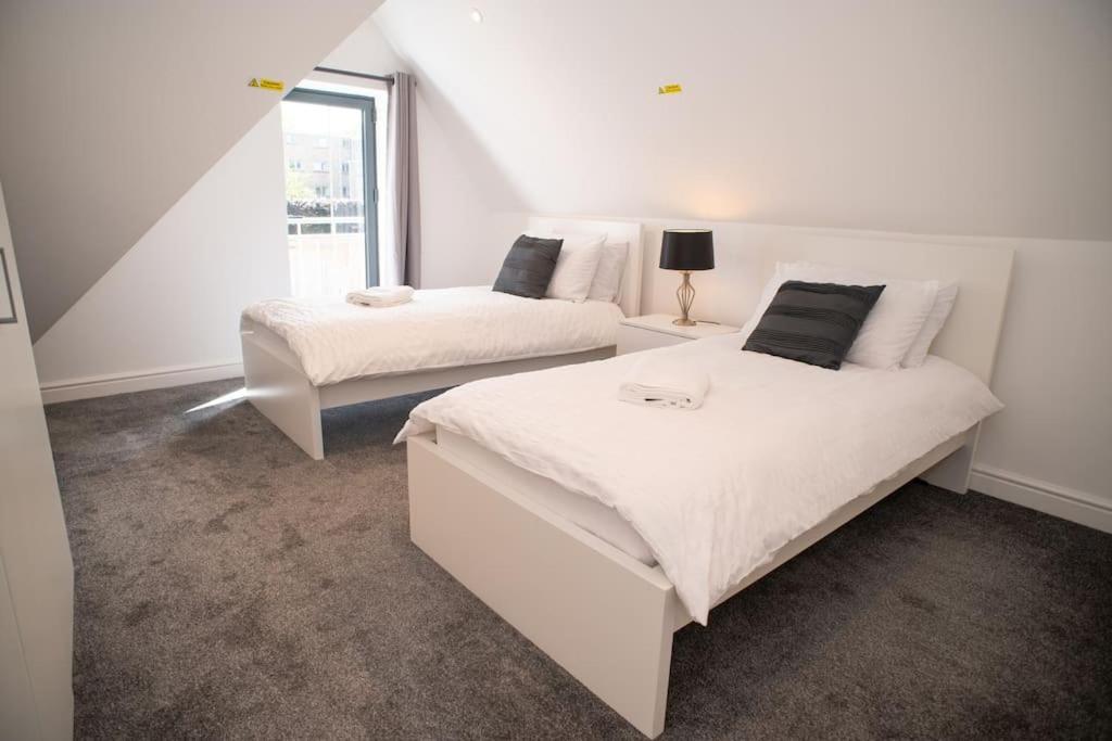 Orchid Lodge - Two Bed Generous Flat - Parking, Netflix, Wifi - Close To Blenheim Palace & Oxford - F4 키들링턴 외부 사진