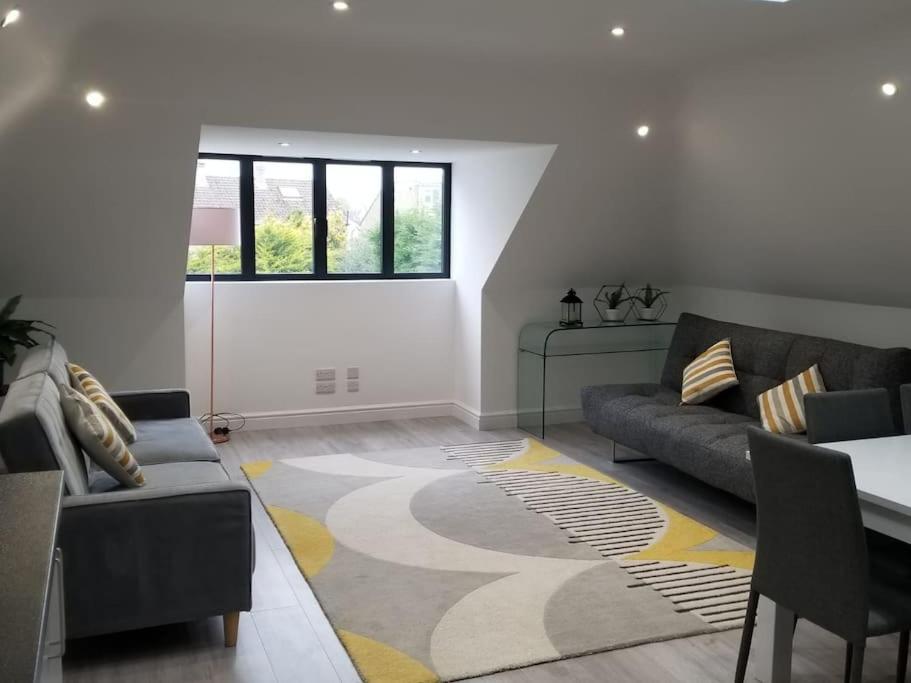 Orchid Lodge - Two Bed Generous Flat - Parking, Netflix, Wifi - Close To Blenheim Palace & Oxford - F4 키들링턴 외부 사진