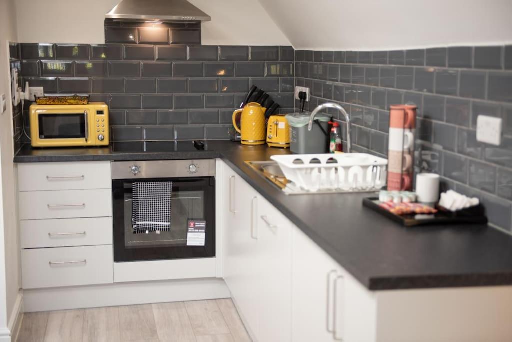 Orchid Lodge - Two Bed Generous Flat - Parking, Netflix, Wifi - Close To Blenheim Palace & Oxford - F4 키들링턴 외부 사진