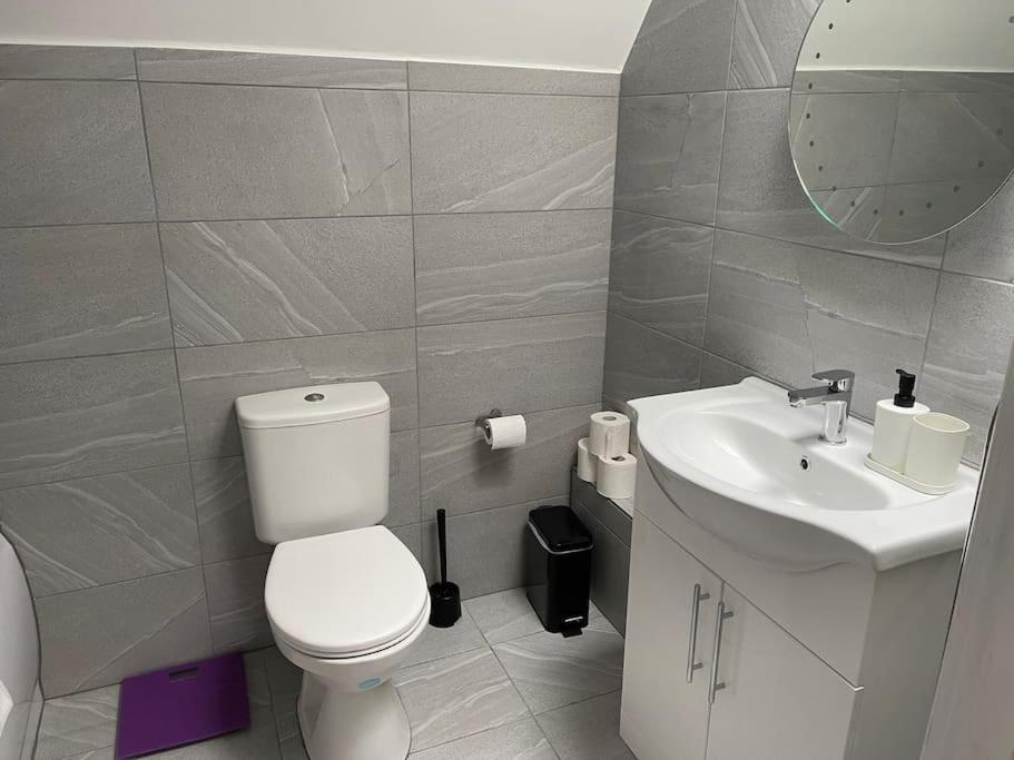 Orchid Lodge - Two Bed Generous Flat - Parking, Netflix, Wifi - Close To Blenheim Palace & Oxford - F4 키들링턴 외부 사진