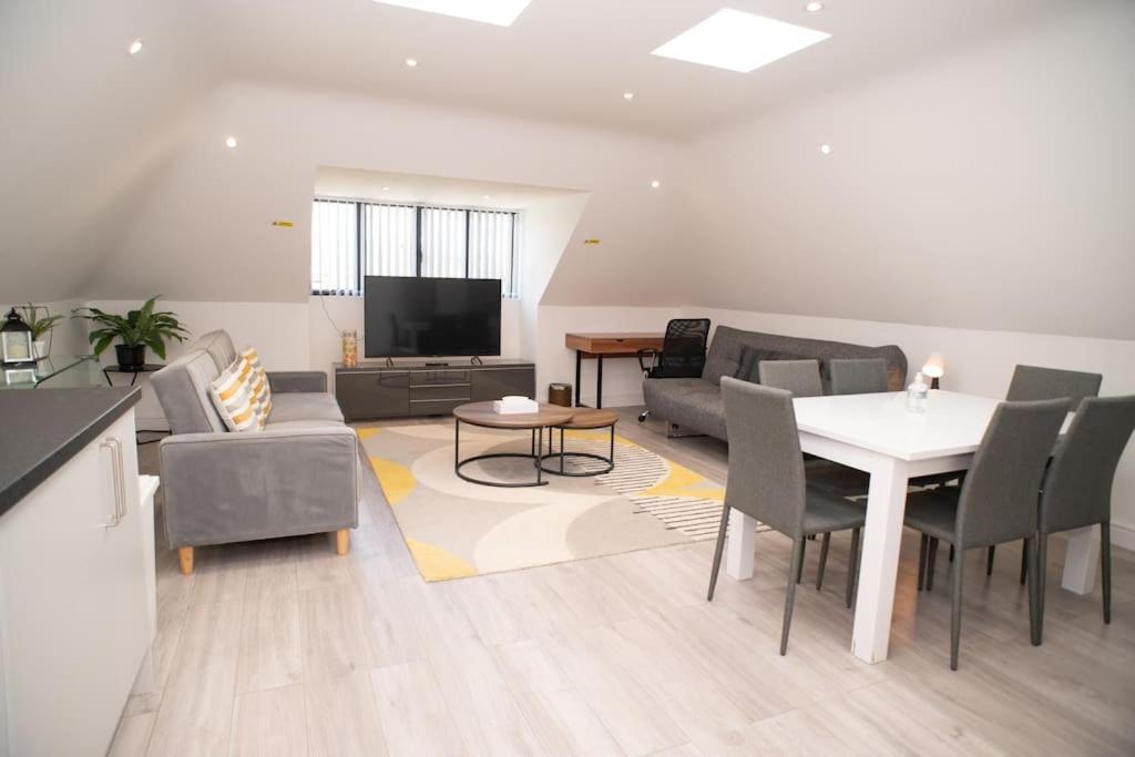 Orchid Lodge - Two Bed Generous Flat - Parking, Netflix, Wifi - Close To Blenheim Palace & Oxford - F4 키들링턴 외부 사진