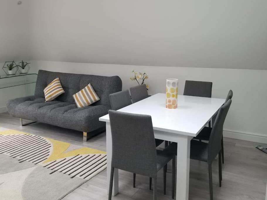 Orchid Lodge - Two Bed Generous Flat - Parking, Netflix, Wifi - Close To Blenheim Palace & Oxford - F4 키들링턴 외부 사진