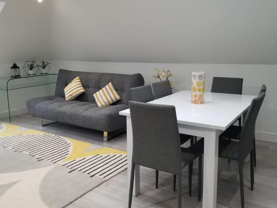 Orchid Lodge - Two Bed Generous Flat - Parking, Netflix, Wifi - Close To Blenheim Palace & Oxford - F4 키들링턴 외부 사진